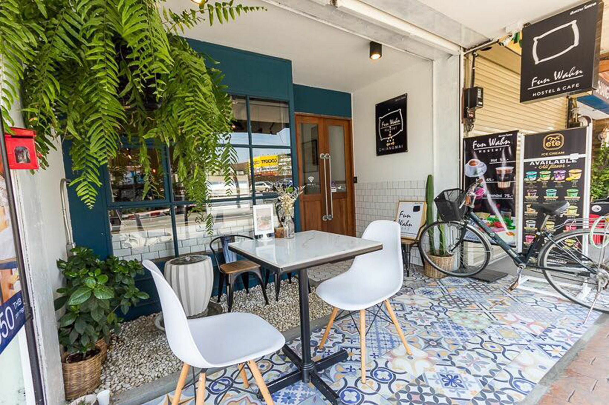 Funwahn Hostel And Cafe Chiang Mai Zewnętrze zdjęcie